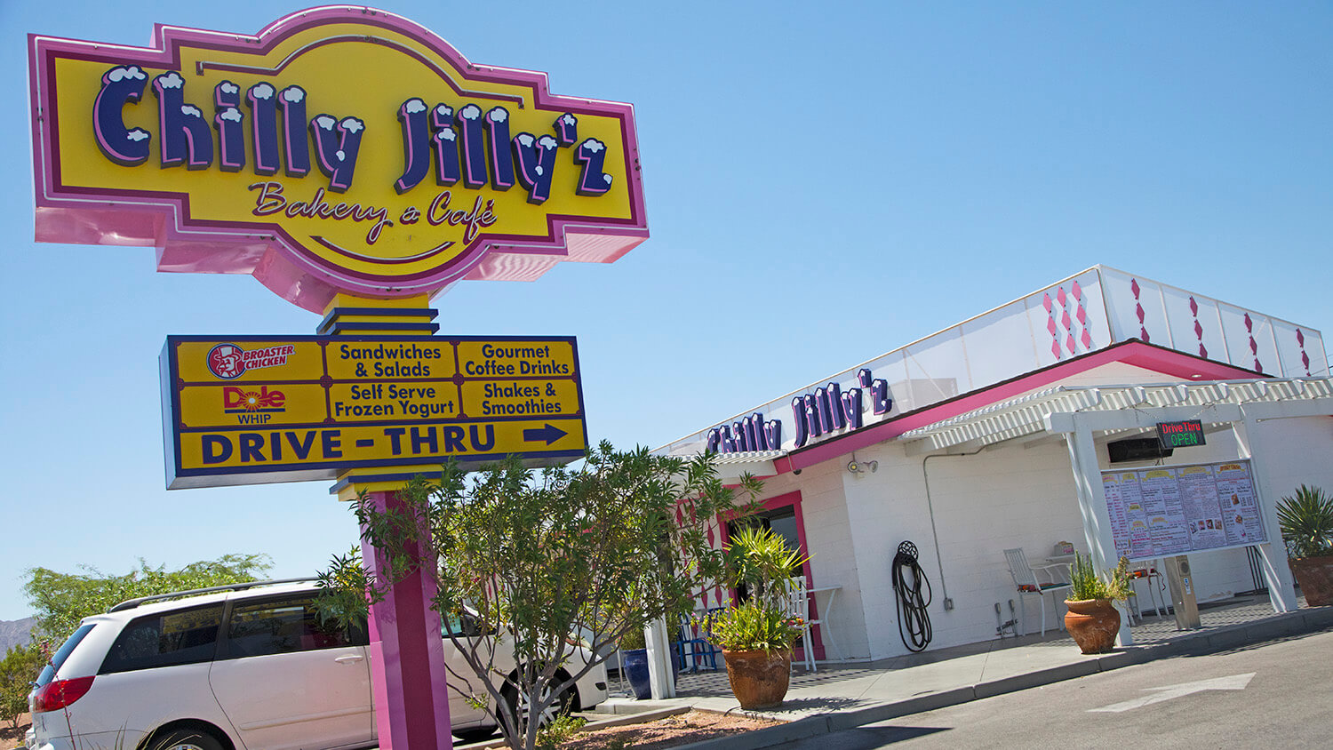 在寒冷的霓虹灯jillyz面包店和咖啡店