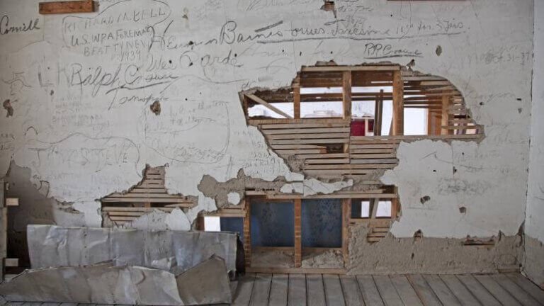 贝尔蒙特法院摇摇欲坠的内部