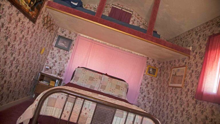 在黄金点单人床的房间