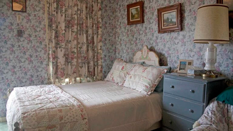 乡村里原始矿业小屋