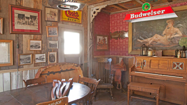 肮脏的迪克斯贝尔蒙特轿车室内