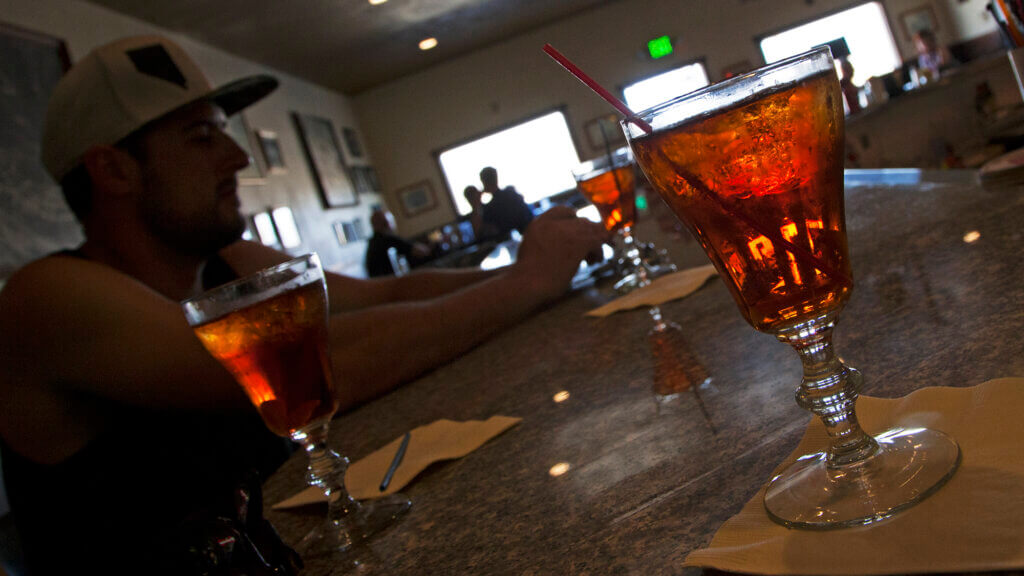 男人喝酒的布鲁诺乡村俱乐部