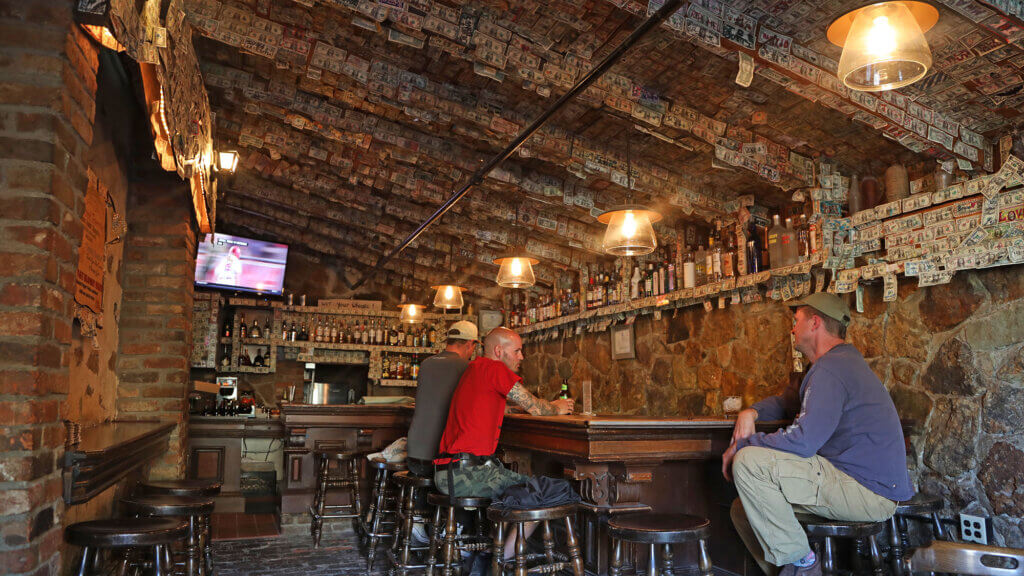 酒吧在黄金希尔酒店和酒吧