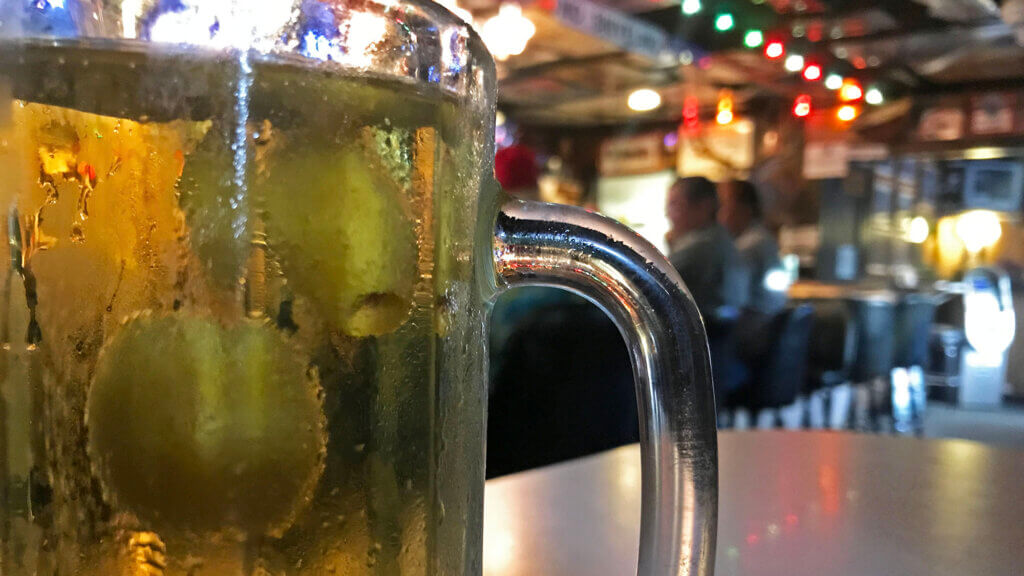 喝得分手& squiggy结的酒吧和烧烤