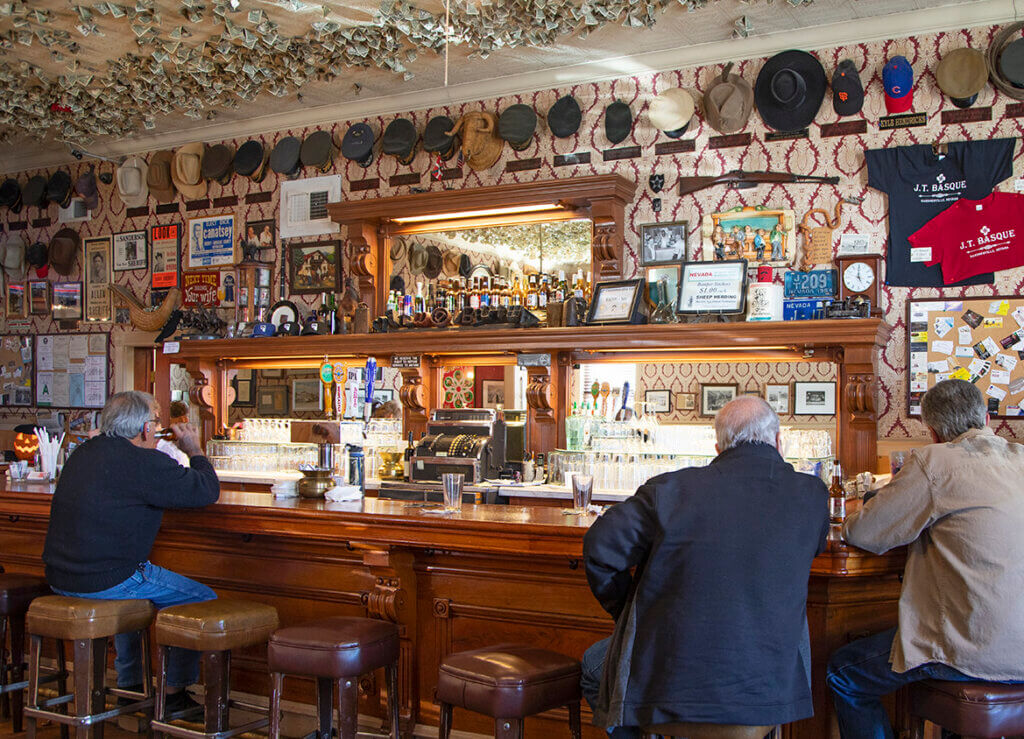 客人在jt巴斯克酒吧和餐厅